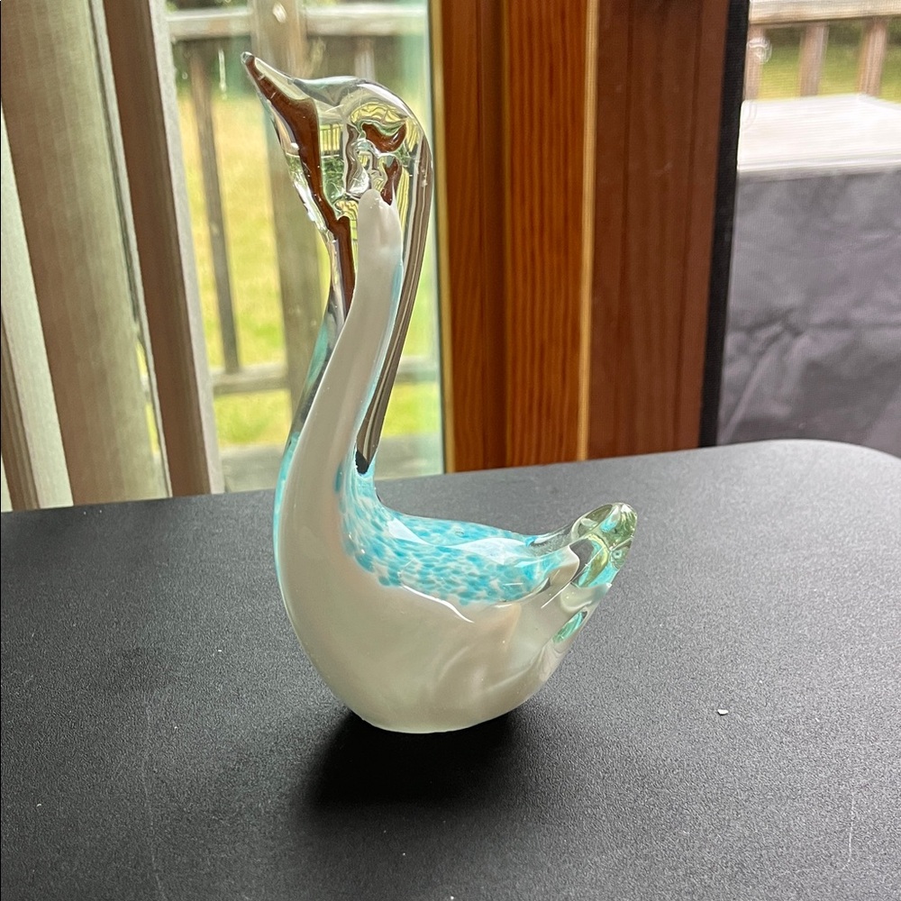 Elegant Glass Swan Figurine - White and Blue